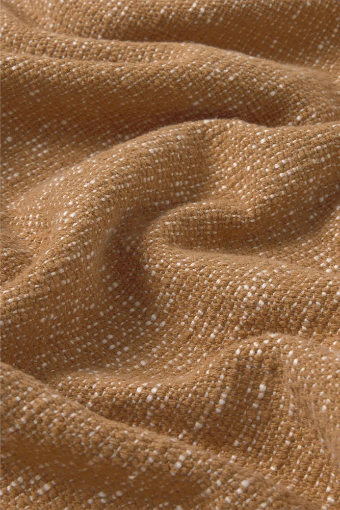 Lorena Canals Handgewebte Baumwolldecke – Ocker / Natural, 130 × 180 cm