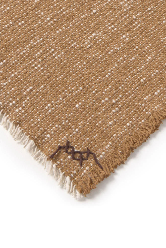 Lorena Canals Handgewebte Baumwolldecke – Ocker / Natural, 130 × 180 cm