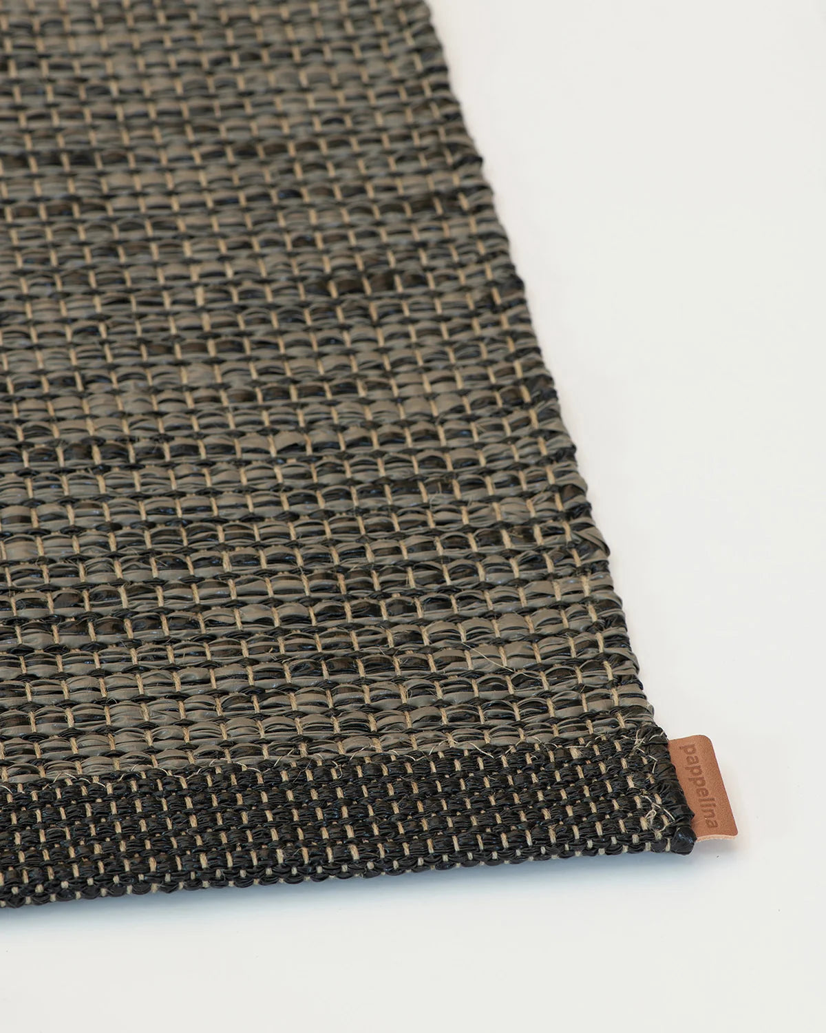 Pappelina SAM Kleiner Teppich – Black/Walnut 70 × 90 cm