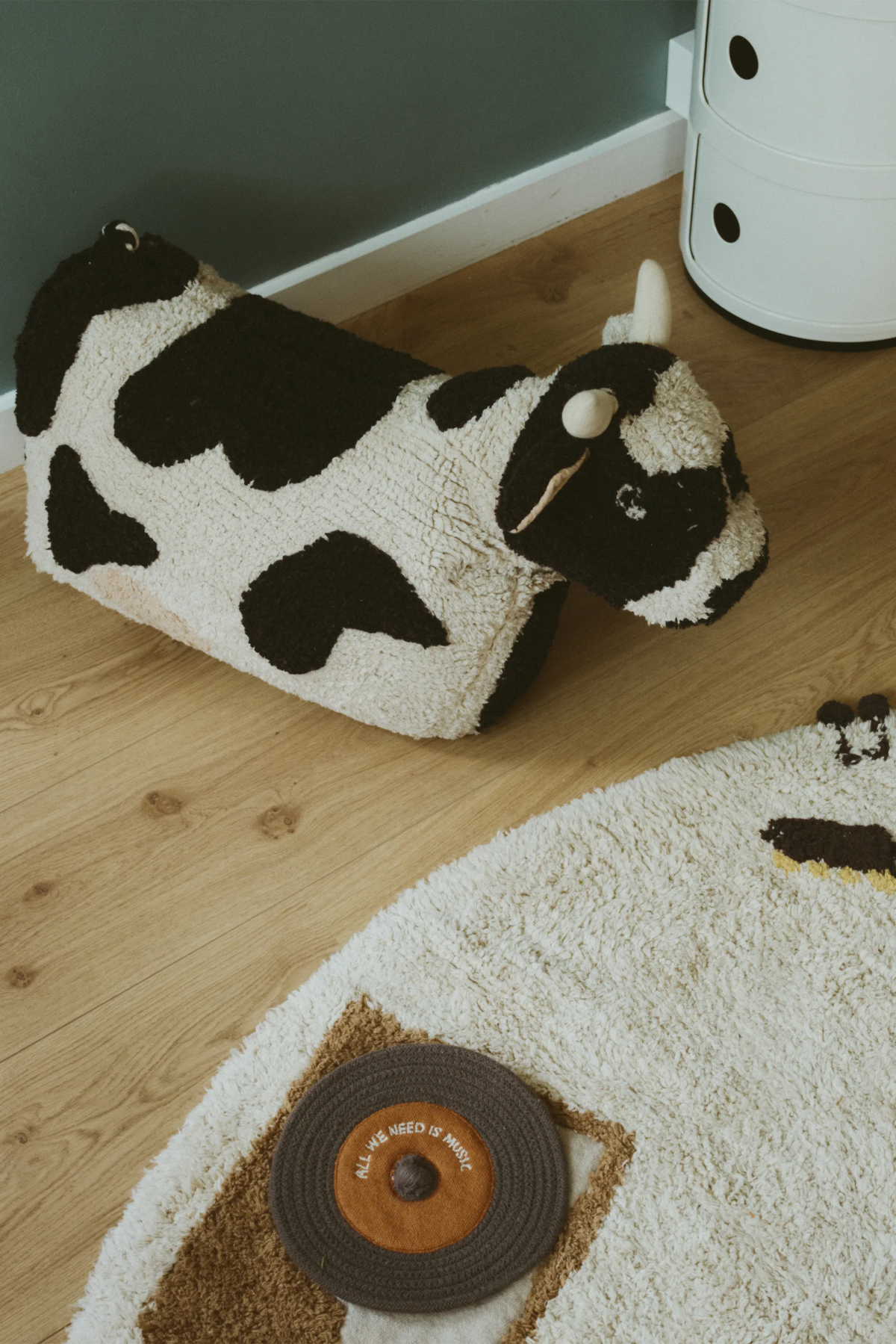 Lorena Canals Kinderpouf Lola the Cow – Kuh-Pouf, 60 × 40 cm