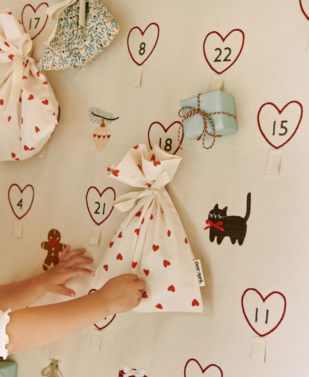 Dear April Halo Adventskalender Wandbehang – Bio-Baumwolle, 80 × 110 cm