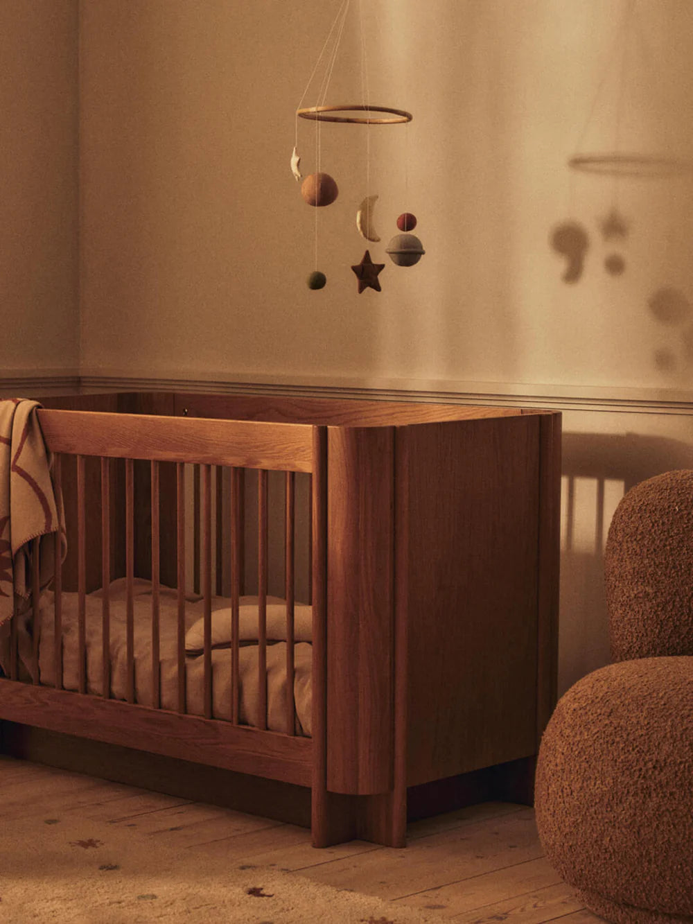 Ferm Living Skye Mobile als Deko über dem Babybett im Kinderzimmer