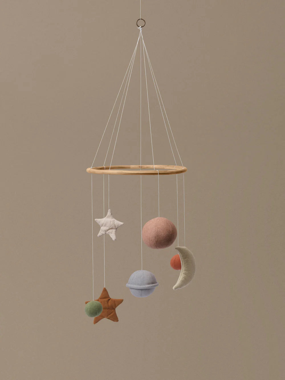 Skye Mobile von Ferm Living – Gesamtansicht mit Bambusring und Anhängern aus Bio-Baumwolle