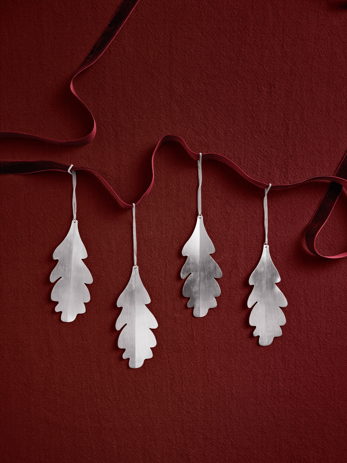 Ferm Living Eichenblatt Weihnachtsornamente – Silber, 4er-Set
