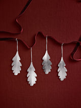 Ferm Living Eichenblatt Weihnachtsornamente – Silber, 4er-Set