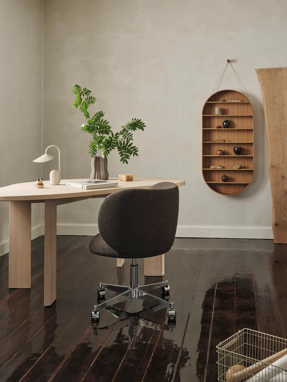 Ferm Living - Rico Esszimmer Drehstuhl Soft Bouclé Dark Brown