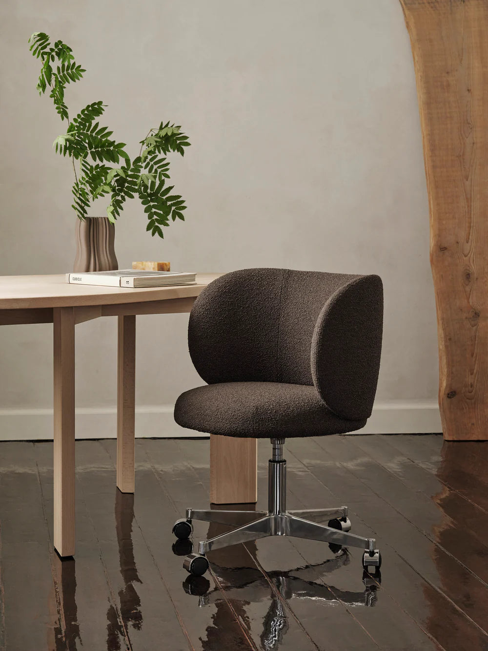 Ferm Living - Rico Esszimmer Drehstuhl Soft Bouclé Dark Brown