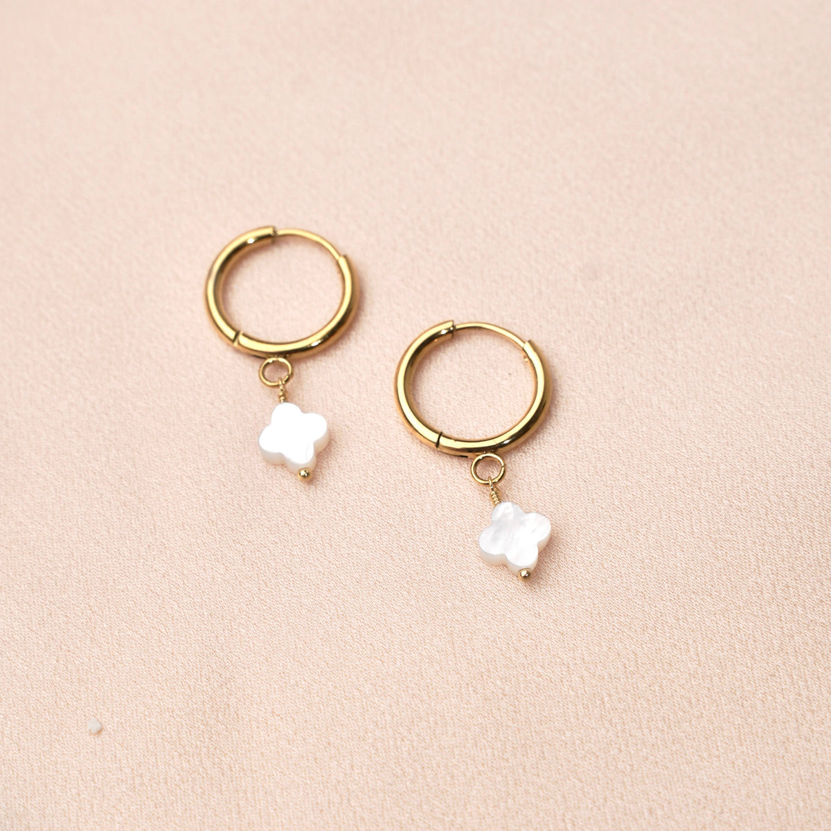 Victoire Collection Mini Creolen mit Kleeblatt – Weißes Perlmutt