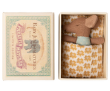 Maileg - Schläfrige Babymaus in Matchbox - Blau