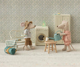 Maileg - Grosse Schwester Maus in Streichholzschachtel Magnethände
