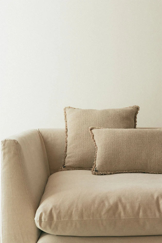 Lorena Canals Handgewebtes Baumwollkissen – Natural / Beige, 30 × 50 cm