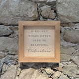 Everyday Signs – Quadratische Leinenschilder im Eichenholzrahmen (20 x 20 cm)