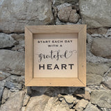Everyday Signs – Quadratische Leinenschilder im Eichenholzrahmen (20 x 20 cm)