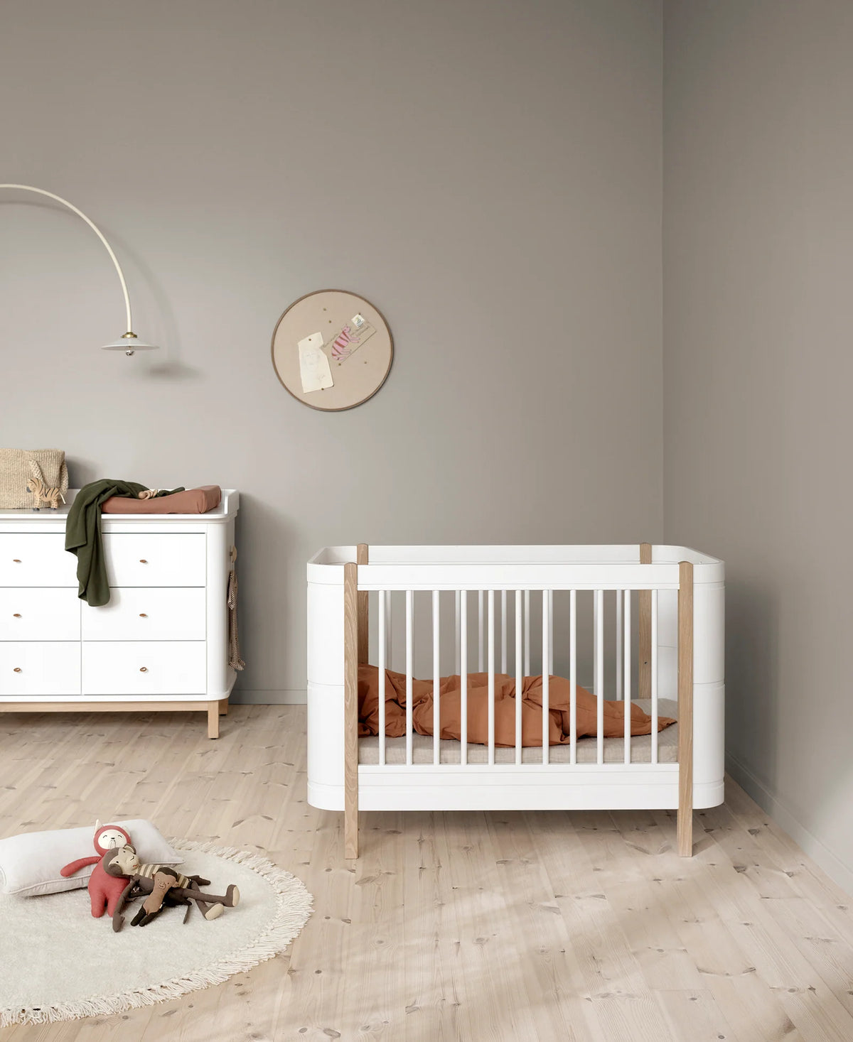 Oliver Furniture Wood Mini+ Babybett, Weiss/Eiche