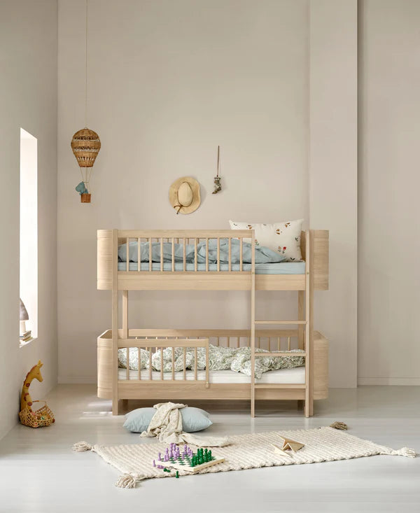 Oliver Furniture Wood Mini+ Etagenbett Eiche im hellen Kinderzimmer