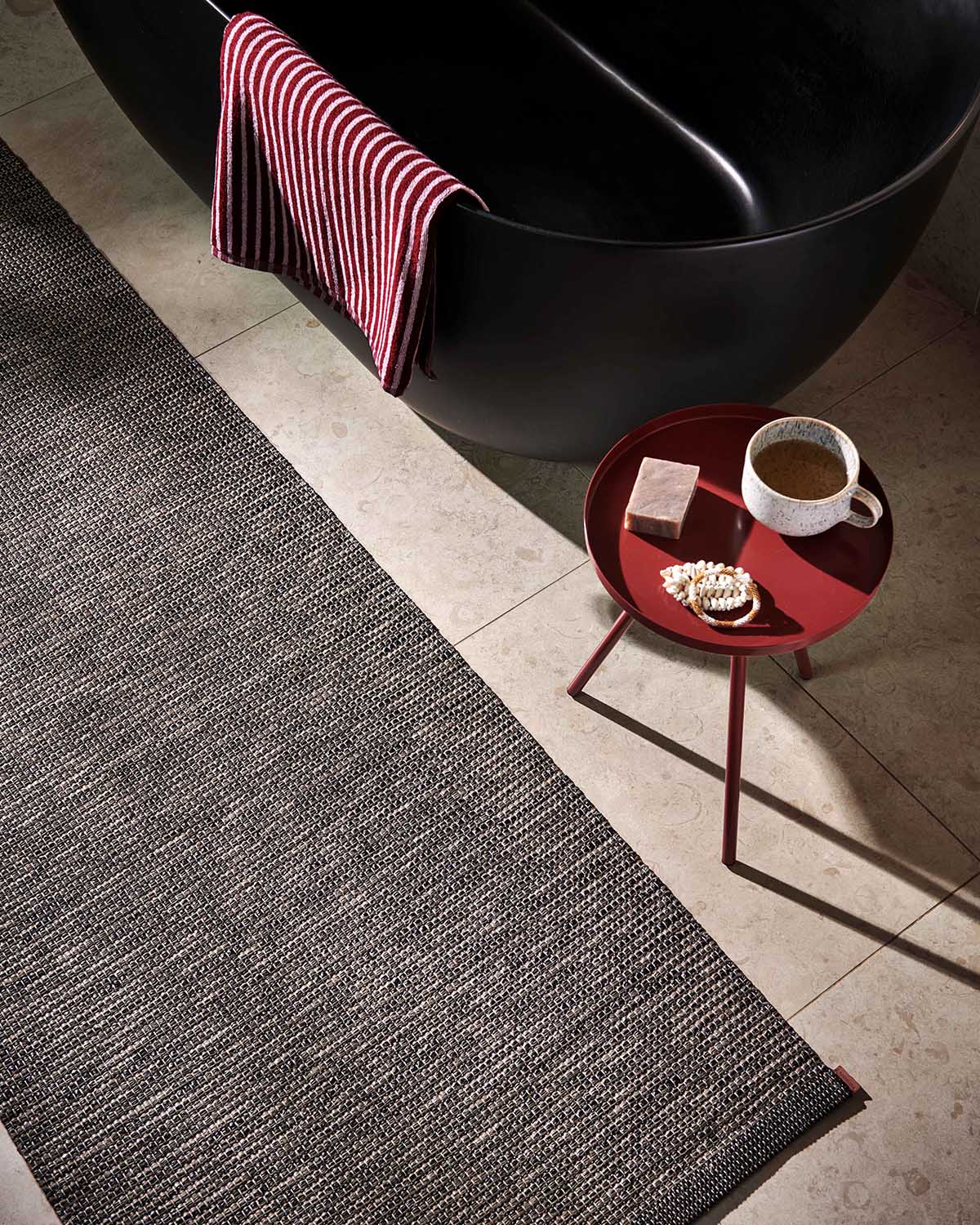 Pappelina SAM Kleiner Teppich – Black/Walnut 70 × 90 cm