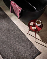 Pappelina SAM Kleiner Teppich – Black/Walnut 70 × 90 cm