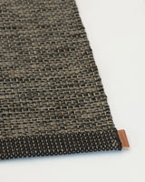 Pappelina SAM Kleiner Teppich – Black/Walnut 70 × 90 cm