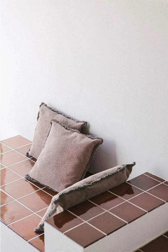 Lorena Canals Kissen aus recyceltem Baumwoll-Canvas – Soil Brown, 45 × 45 cm