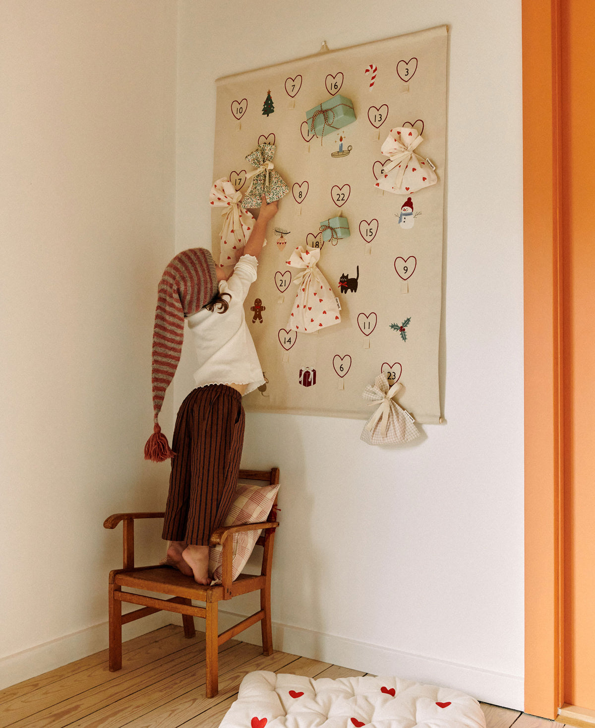Dear April Halo Adventskalender Wandbehang – Bio-Baumwolle, 80 × 110 cm