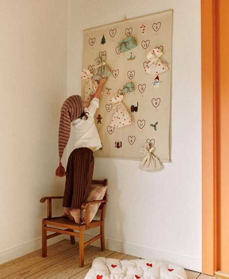 Dear April Halo Adventskalender Wandbehang – Bio-Baumwolle, 80 × 110 cm