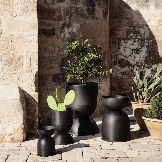 Ferm Living Hourglass Pot schwarz